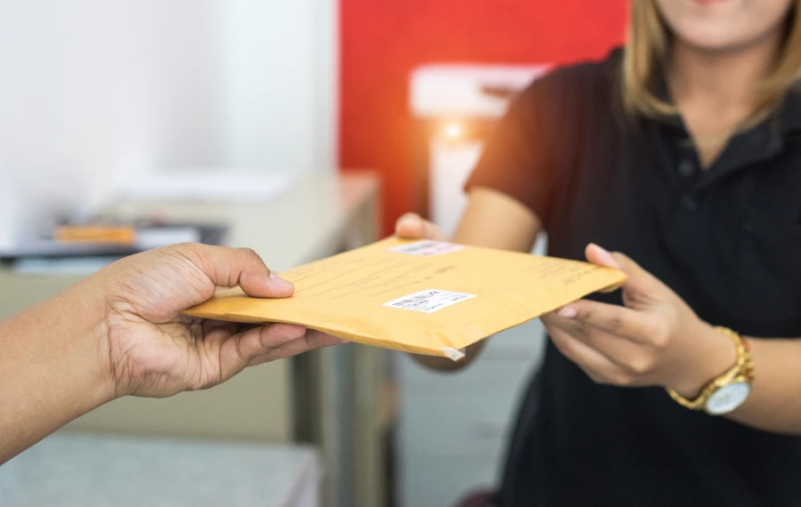 La Poste lance son nouveau timbre pour remplacer le timbre rouge